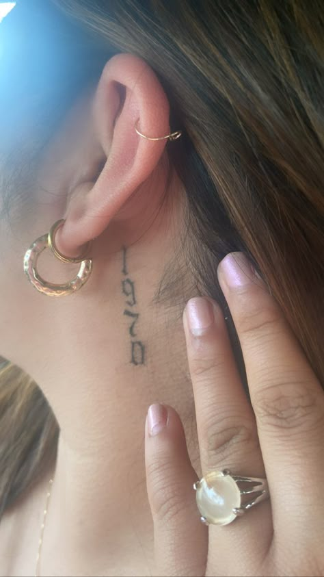 Birthdate Neck Tattoo, Dates Behind Ear Tattoo, Birth Year Tattoo Behind Ear, Date Tattoo Ideas Behind Ear, Behind Ear Date Tattoo, Behind The Ear Date Tattoo, Year Behind Ear Tattoo, Date Fonts Tattoo, 2001 Tattoo Behind Ear