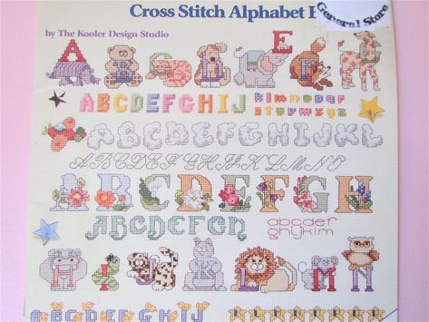 Ultimatives Kreuzstich Alphabet Buch von der American School of Needlework.  Viele Schriften, viele verziert mit Blumen, Bauernhof & Wildtieren, Herzen und Mustern.  Gezählte Kreuzstichmuster.  Verwenden Sie die Beispiele, um Ihr eigenes Original herzustellen.  Grundlegende Anleitung auf der ersten Seite, Schlüssel zu den Mustern und Farben in DMC, Mänteln und Anker. 44 Seiten plus Einband. * Muster in schwarz & weiß mit Symbolen. Zustand: Buch ist in ausgezeichnetem Zustand, hat aber einen kleinen Fleck auf der Unterseite des Rückens und einen Aufkleber an der Ecke.  Kein Schriftzug innen & sauber. `` FÜR WEITERE Muster von FLASHBACKFINDS und zum Kauf mehrerer, KLICKEN Sie auf den link unten: www.etsy.com/ca/shop/FlashbackFinds?section_id=16890736&ref=shopsection_leftnav_19 Versand: Der a Alphabet E, American School, Alphabet Book, Cross Stitch Alphabet, Le Point, Ontario, Needlework, Oregon, Design Studio