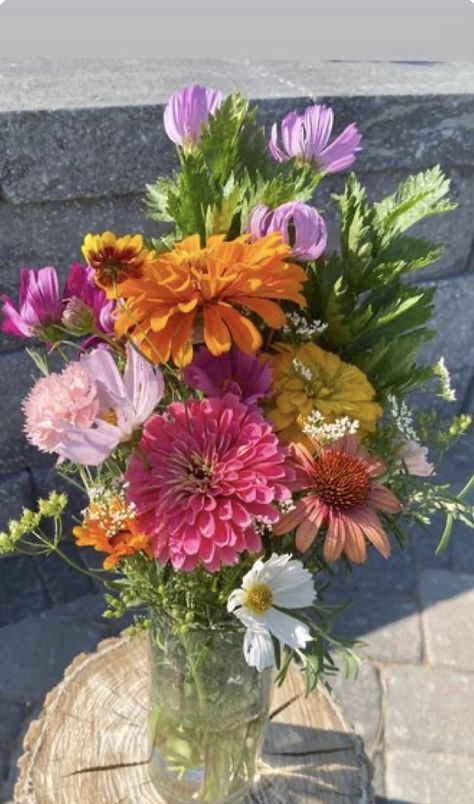 Home Grown Flowers, Home Grown Bouquet, Rosemary Flower Arrangement, Wildflower Bouquet In Vase, Zinnia Flower Bouquet, May Flower Bouquets, Farm Flower Bouquet, Colourful Flower Arrangements, Cut Flower Bouquet Ideas