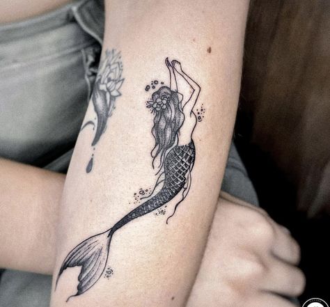 Mermaid And Sun Tattoo, Mermaid Calf Tattoo, Swimming Mermaid Tattoo, Ocean Patchwork Tattoo, Pin Up Mermaid Tattoo, Mermaid Arm Tattoo, Rib Cage Tattoos For Women, Chosen Tattoo, Vintage Mermaid Tattoo