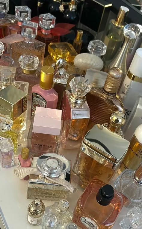 How To Organize Perfumes On Dresser, Perfume Collection Aesthetic, Glow Up Aesthetic, Aesthetic Chanel, Profumo Victoria Secret, Koleksi Parfum, Collection Perfume, Perfume Organizer, Up Aesthetic