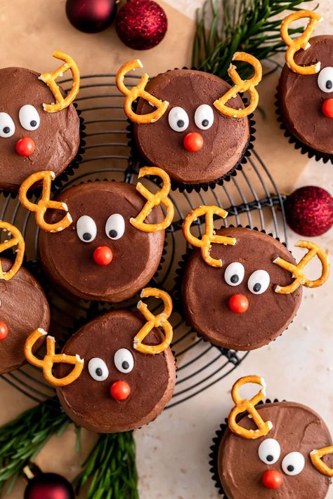 Homemade Cupcake Recipes, Homemade Cake Mixes, Cupcakes Christmas, Reindeer Cupcakes, Candy Eyes, Chocolate Cupcakes Moist, Winter Dessert Recipes, Fun Cupcake Recipes, Coffee Cupcakes