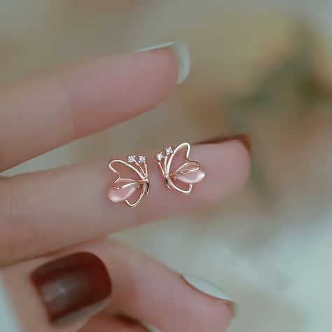 Small Butterfly Earrings Gold, Gold Earrings Studs Simple, Small Earrings Gold, Simple Gold Earrings, Gold Earrings Models, Cute Stud Earrings, Pretty Jewelry Necklaces, Delicate Butterfly, Simple Stud Earrings