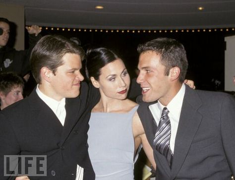 love this of matt minnie and ben at the 1997 LA premiere of Good Will Hunting Matt Damon Ben Affleck, Press Junket, Classic Pictures, Minnie Driver, Good Will Hunting, All Jokes, 90s Era, Celebrity Families, Matt Damon