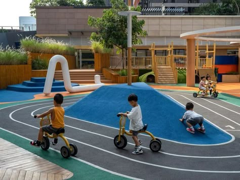 Playhouse Ideas Outdoor, School Playground Design, School Outdoor Area, Kids Playhouse Ideas, Kindergarten Playground, Playground Activities, Playgrounds Architecture, Preschool Playground, Public Playground