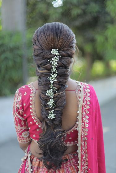 Hairstyles Choti Design, Messy Hair Choti, Chotla Hairstyle For Saree, Bridal Mom Hairstyles, Messy Choti Hairstyles, Choti Hairstyle For Lehenga, Bridal Choti Hairstyle, Messy Braids Indian Wedding, Traditional Braids Hairstyles Indian