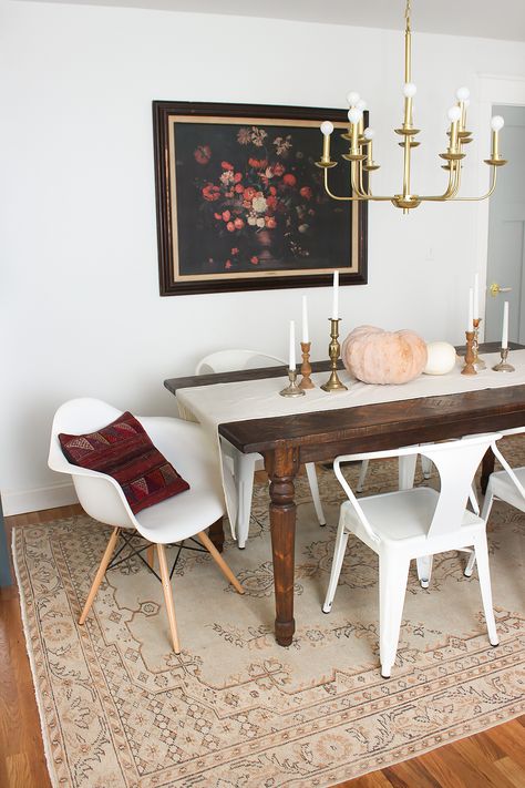 love this picture!!! Bar Area Apartment, Styling Apartment, Neutral Dining Room, Home Bar Areas, Fall Dining Room, Emily Henderson, Rug Dining Room, Bar Styling, Bar Area