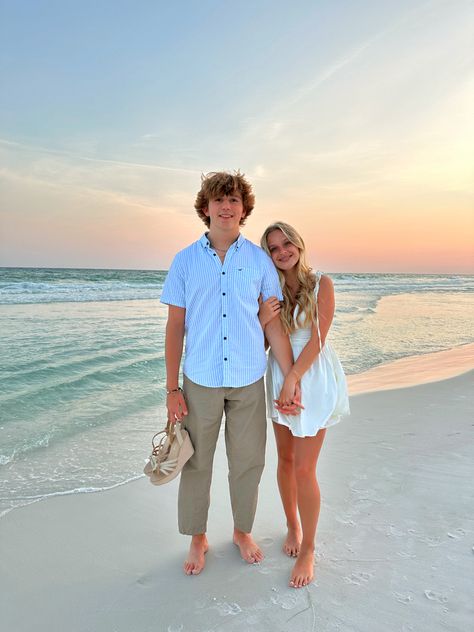 Easter Pictures With Boyfriend, Cute Beach Pictures Couples, Cute Bf Gf Pictures Photo Ideas, Bf And Gf Beach Pictures, Beach Picture With Boyfriend, Matching Couple Summer Outfits, Cute Pics To Do With Your Boyfriend, Spring Break Couples Pictures, Cute Picture Poses With Boyfriend