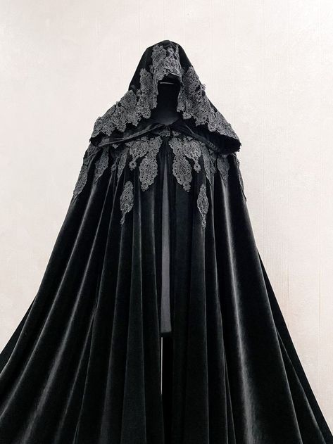 Black cape halloween Velvet Cloak Theater cloak The black cape is trimmed with black lace, which adds drama to this cape. This cloak can be worn for Halloween, any other costume party. Vampire Cloak, Wizard Fashion, Velvet Cloak, Long Cloak, Black Cloak, Halloween Clothes, Long Cape, Fest Outfits, Black Cape