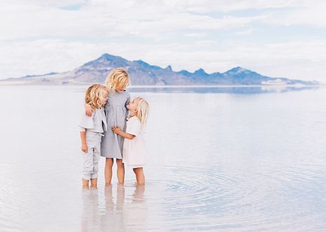 Utah Bonneville salt flats family portrait session photography Beach Family Pics, Salt Flats Utah Photoshoot, Utah Photoshoot, Salt Flats Utah, Flat Photo, Fall Family Pictures, Location Inspiration, Salt Flats, Family Portrait Photography