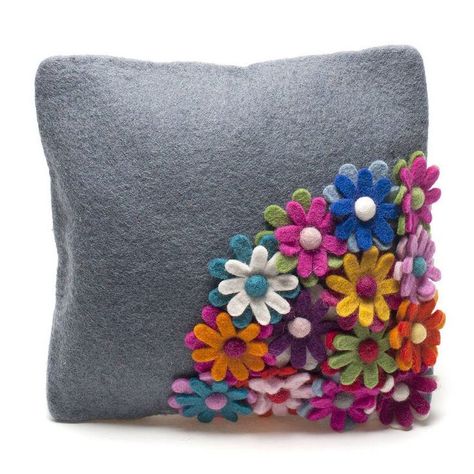 Felt Flower Cushion, Felt Cushions Ideas, Homemade Cushions, Felt Flower Pillow, So Good, Flower Cushion, Felt Cushion, Felt Pillow, Sewing Cushions