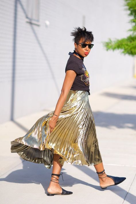 Make that metallic skirt work for daytime by styling it with a vintage T-shirt and flats. How To Style Pleated Skirt, Gold Skirt Outfit, Metallic Skirt Outfit, Gold Metallic Skirt, Gold Pleated Skirt, Metallic Midi Skirt, Metallic Pleated Skirt, Gold Skirt, Random Style