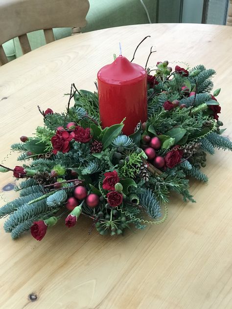 Dining Table Arrangements, Flower Arrangements Christmas, Christmas Centre Pieces, Christmas Table Decorations Centerpiece, Christmas Flower Decorations, Holiday Dining Table, Christmas Centers, Candle Arrangements, Christmas Pots