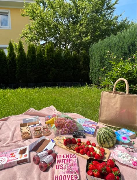 Picnic With Bestie Aesthetic, Picnic Aesthetic Pictures, Picnic Book Aesthetic, Book Picnic Aesthetic, Reading Picnic Aesthetic, Book Besties Aesthetic, Bookish Picnic, Picnic With Bestie, Bestie Picnic