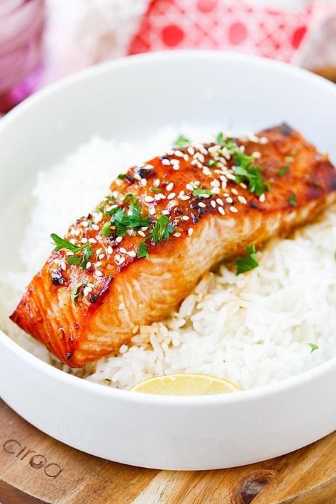 Ginger Garlic Baked Salmon - the best and easiest salmon recipe ever! Moist, flavorful, juicy, and takes only 10 mins to prep!! | rasamalaysia.com Garlic Baked Salmon, Best Salmon Marinade, Best Salmon Recipe, Asian Salmon, Garlic Baked, Salmon Marinade, Rasa Malaysia, Easy Salmon Recipes, Easy Baked Salmon