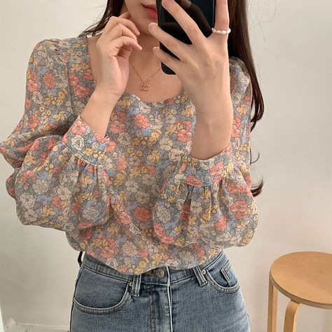 Gentle Romance, Classy Tops, Blouse Korea, Blouse Korean Style, Vintage Florals, Clothes Korean Style, Fashion Tops Blouse, Elegant Blouses, Spring Shirts