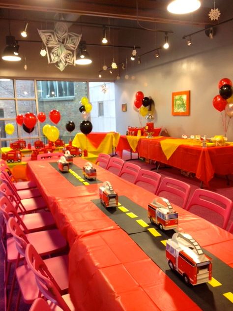 Vroom Vroom! Those firetrucks are bound for birthday fun! A too cute set-up in our Tree House! Firefighter Baby Showers, Fire Engine Party, 4de Verjaardag, 1930s Wedding, Firetruck Birthday Party, Fireman Party, Firefighter Party, Fireman Birthday, Fire Truck Party