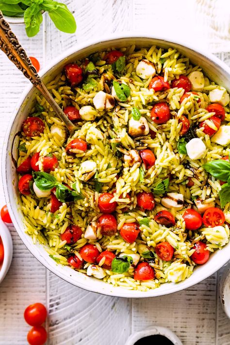 Caprese Orzo Salad Orso Salad, Caprese Orzo, Orzo Pesto, Simple Pasta Salad, Apartment Meals, Caprese Recipes, Orzo Salad Recipes, Pesto Salad, Tomato Basil Pasta