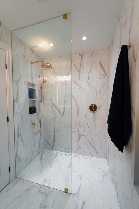 Curbing the Curb: Pros And Cons to Building a Curbless Shower - Make It Right® Small Curbless Shower Ideas, Fiberglass Shower Ideas, Shower Curb Tile Ideas, Curbless Shower Ideas Walk In, Curbless Shower Ideas, Cheap Shower Remodel, Curbless Showers, Stone Floor Bathroom, Herringbone Shower