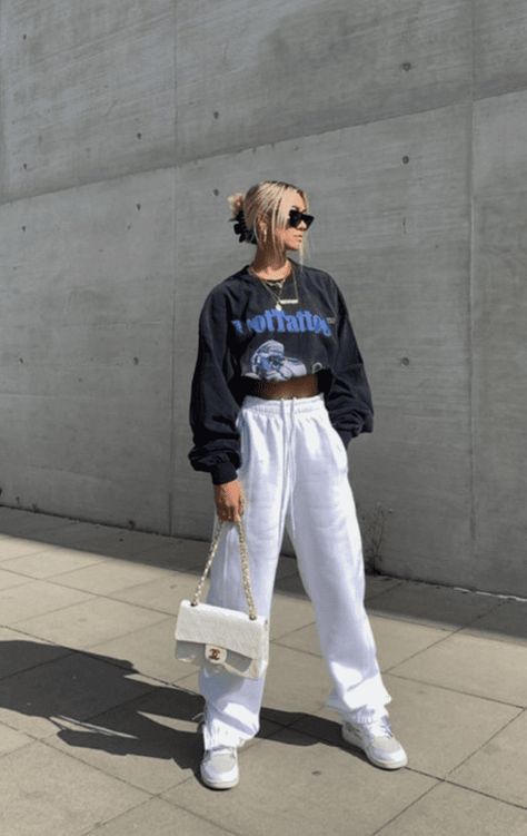 baggy white cargo pants street style outfit ideas for women White Joggers Outfit, Outfit Jogging, Joggers Outfit Women, White Pants Outfit, Jogger Pants Outfit, White Cargo Pants, Sweats Outfit, Winter Pants Outfit, Cargo Pants Outfit