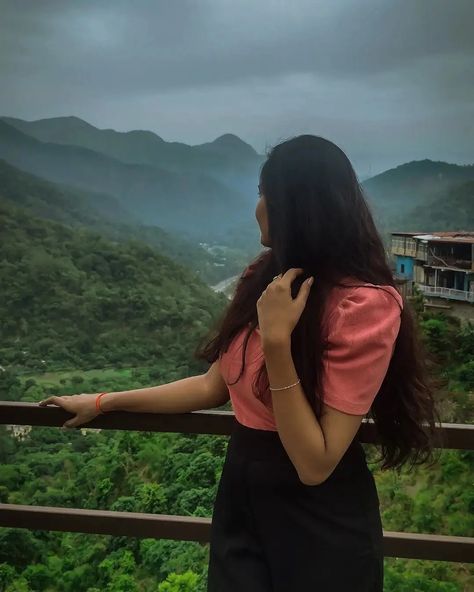 Photo Pose In Hill Station, Pose With Mountain, Saputara Hill Station Photography Ideas, Pics On Mountains, Matheran Hill Station Photography, Hill Poses Photo Ideas, Poses In Hills, Hill Station Poses For Women, Mountain Aesthetic Pictures