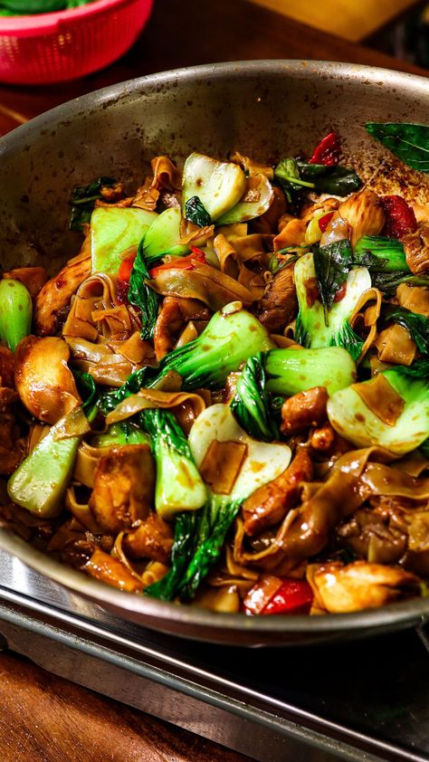 So delicious! Chicken Lo Mein Recipe, Drunken Chicken, Asian Dinner, Lo Mein Recipes, Drunken Noodles, Asian Dinners, Chicken Noodles, Noodle Recipe, 75 Hard