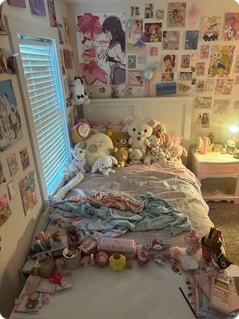 Sanrio Bedroom Aesthetic, Jumino Core Bedroom, Bed With Plushies, Sanrio Bedroom Ideas, Sanrio Bed, Room Inspo Decor, Sanrio Room Decor, Sanrio Bedroom, Bunny Plushies