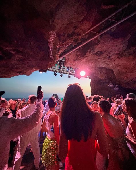 Clubbing in menorca cove mallorca partying in ibiza spain cova de xoroi summer house music edm Ibiza Travel Aesthetic, Spain Party Aesthetic, Mallorca Nightlife, House Music Aesthetic, Clubbing Ibiza, House Music Party, Spain Life, Party In Ibiza, Ibiza Club