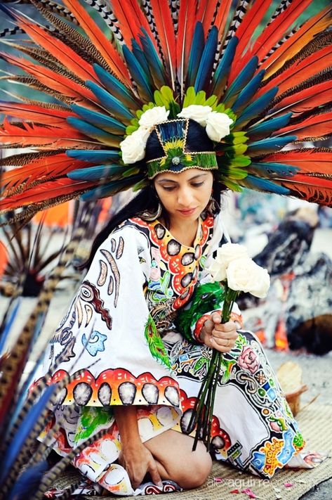 28 Stunning Pictures Of Traditional Wedding Attire From Around The World - Indiatimes.com Aztec Culture, Mexican Traditions, Traditional Wedding Attire, Mexican Heritage, Jitterbug, America Latina, Estilo Hippie, Aztec Art, Feather Headdress