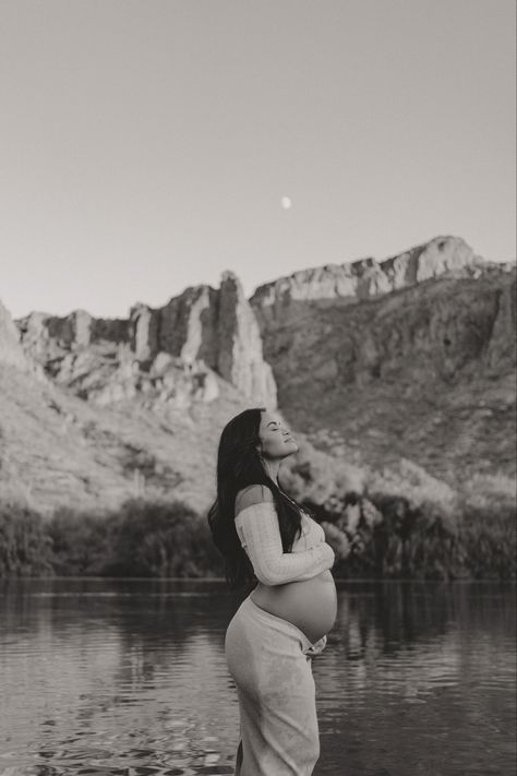 Arizona is no doubt one of favorite places to travel! I absolutely adore the desert scenery and beauty red rocks! There so many great places for photos like Salt River in Mesa, Arizona. This place was not only perfect for maternity, but also couples, families, and engagements! This mama’s maternity outfit is simple, classy, and definitely flattering. Mexico Maternity Photos, Arizona Maternity Photoshoot, Maternity Desert Photoshoot, Iceland Maternity Photos, Tahoe Maternity Photos, Maternity Photography Arizona, Maternity Photos Waterfall, Arizona Maternity Photos, Maternity Shoot Desert