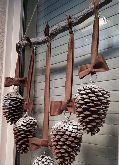 Diy Art Christmas, Joululahjat Diy, Navidad Natural, Fruit Centerpieces, Pine Cone Art, Front Porch Christmas Decor Ideas, Porch Christmas Decor Ideas, Porch Christmas Decor, Front Porch Christmas