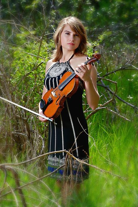 Taylor davis Taylor Davis, Harvard Square, Music Jokes, Classical Musicians, Family Movies, Favorite Actors, Violinist, Real Beauty, Music Photography