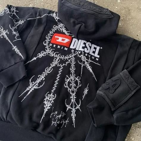 BARBED PRINT HOODIE 🔗 LINK IN BIO Elevate your streetwear game with our Black Barbed Print Hoodie. Hoodie Outfit Men, Painting Clothes, Skull Butterfly, Clothing Brand Ideas, Y2k Sweatshirt, Goth Streetwear, Downtown Aesthetic, Estilo Harajuku, Gothic Harajuku