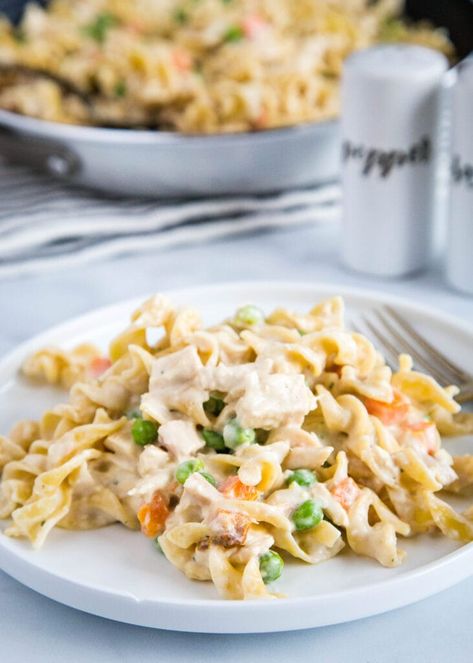 Chicken Pot Pie Noodles - a fun twist on classic chicken pot pie using noodles!  Comes together in minutes so it is perfect for quick weeknight meals. Chicken Pot Pie With Noodles Recipe, Chicken Pot Pie Noodles, Pot Pie Noodles, Pasta And Chicken, Noodle Casserole Recipes, Chicken Tikka Masala Recipes, Peas And Carrots, Easy Chicken Pot Pie, Noodle Casserole