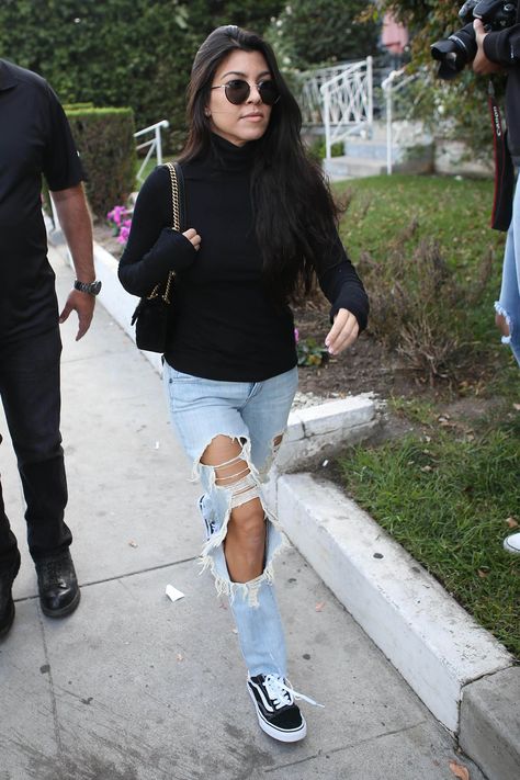 Kourtney Kardashian in a black sweater, ripped jeans and Vans sneakers. Black Vans Outfit, Jeans And Sneakers Outfit, Estilo Vans, Estilo Kardashian, Kourtney Kardashian Style, Jeans And Vans, Robert Kardashian, Sneakers Looks, Teen Choice Awards