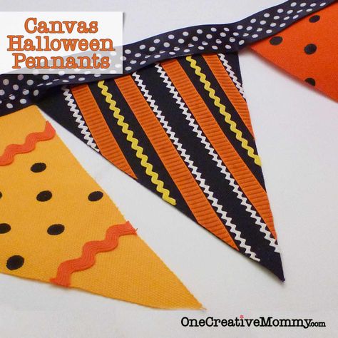 Easy Cardboard Spinning Ghosts – onecreativemommy.com Jar Decoration Ideas, Spooky Diy Halloween Decor, Harry Potter Party Games, Halloween Pennant, Paper Pumpkin Craft, Halloween Bunting, Halloween Mantel, Frankenstein Halloween, Paper Flower Crafts