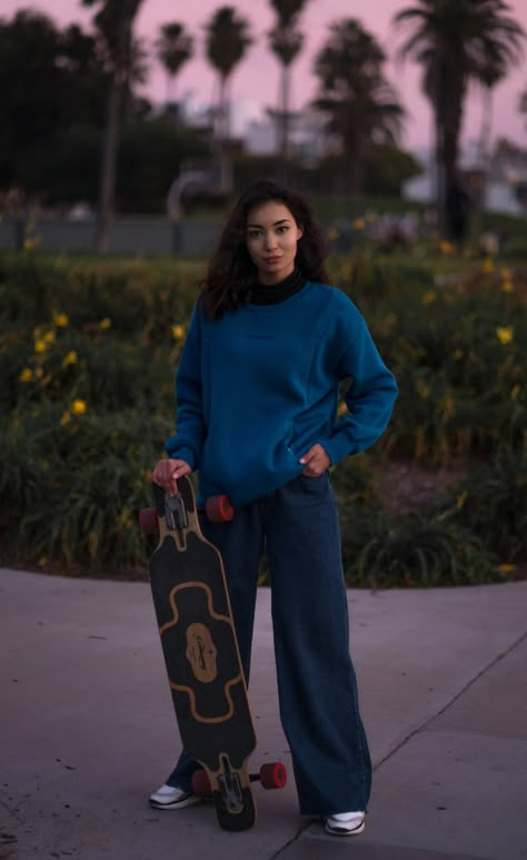 Types Of Skateboards, Holding Skateboard, Female Skater, Skater Poses, Skateboard Photos, Skateboard Aesthetic, Male Pose Reference, Action Pose Reference, People Poses