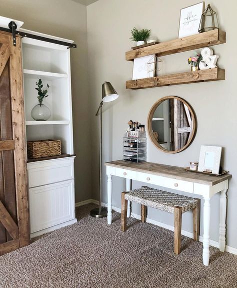 Farmhouse Fanatics on Instagram: “Double-tap if you’re diggin’ this rustic makeup vanity! 👆👆❤️💄 - 📸 @mrsdiy_ 📸 - I just adore that mirror and those floating shelves! 😍 Let…” Rustic Makeup Vanity, Rustic Makeup, Farmhouse Vanity, Rustic Vanity, Farmhouse Mirrors, Bedroom Makeup Vanity, Farmhouse Shelves, Diy Vanity, Bedroom Vanity