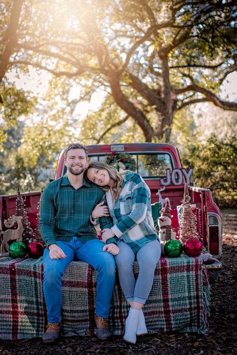 Couples Holiday Photos, Christmas Mini Sessions Outdoor, Outdoor Christmas Photos, Wild Tribe, Christmas Mini Shoot, Christmas Photos Outfits, Christmas Couple Photos, Vintage Truck Christmas, Christmas Couple Pictures