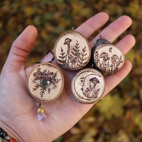 Diy Wood Engraving, Wood Slice Necklace, Beginner Wood Burning, Pyrography Patterns, Wood Burn Designs, Wood Jewelery, Wood Slice Art, Wood Slice Crafts, Wood Art Projects