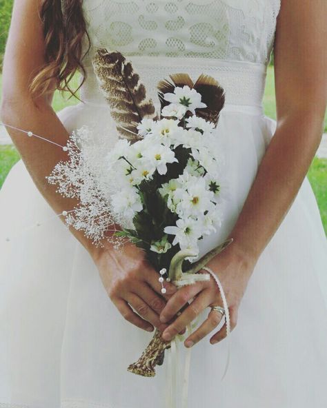 Daisies, turkey feather and antler wedding bouquet Native American Wedding Dress, Wild Turkey Feathers, Native American Wedding, Feather Bouquet, Antler Wedding, Bear Wedding, Country Theme Wedding, Rustic Wedding Bouquet, Feather Wedding