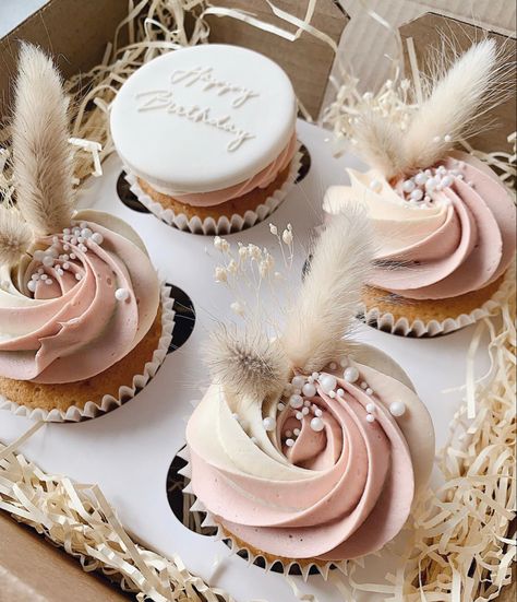 Boho Cake And Cupcakes, Boho Desserts Ideas, Pampas Cupcakes, Boho Gender Reveal Cupcakes, Boho Style Cupcakes, Boho Chic Cupcakes, Boho Wedding Desserts, Boho Baby Shower Cupcakes Girl, Boho Bridal Shower Cupcakes