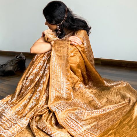 Desicore Aesthetics 🦢🛺 ✨| Save and send this for the next time you don’t know how to pose in a saree Pure silk saree of the day- is a mulberry silk tanchoi himroo with a very different weaving pattern having a full zari jaal on pleats and pallu with semi zari jaal on borders. The saree has a true sona rupa combination ✨ #fyp #explore #iwearhandloom #handloomlove #sareeindia #sareeinfluencer #sareestyling #howtopose #sareeposes #archeedrapes Pleated Saree, Tamil Wedding, Saree Poses, Pure Silk Saree, Dope Jewelry, Weaving Patterns, How To Pose, Pure Silk Sarees, Beautiful Saree