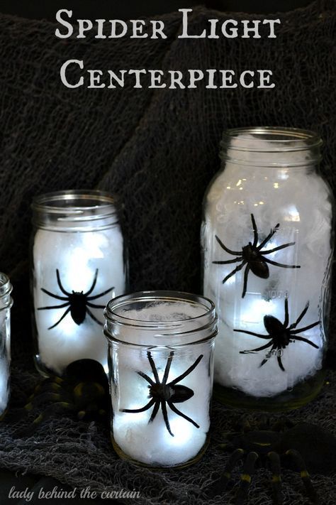 Centros de mesa iluminados con arañas para halloween. #DecoracionHaloween Porta Halloween, Diy Halloween Dekoration, Diy Halloween Party, Halloween Decor Diy, Spider Light, Lighted Centerpieces, Halloween Fest, Halloween Dance, Diy Halloween Decor