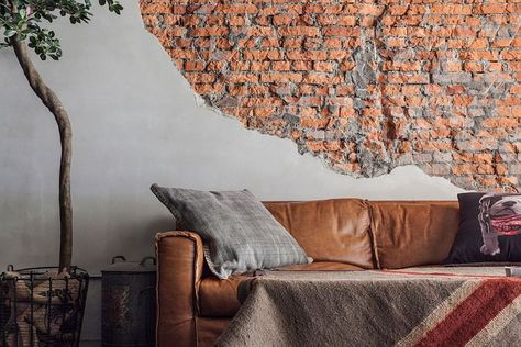 Unfinished and exposed brick wall in the living room Vintage Apartment, Rustic Apartment, Industrial Apartment, Industrial Home Design, Apartment Makeover, Deco Studio, Vintage Industrial Decor, Garden Pattern, Industrial Interior Design