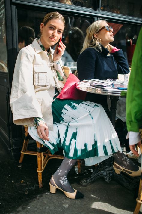 Street style at Paris Fashion Week Fall 2018 Amsterdam Street Style Fall, Sunday Street Style, 2024 Fashion Week Street Style, Details Outfit, 2024 Street Style, Couture Mode, Fashion Weeks, Street Style Inspiration, Fashion Week Street Style