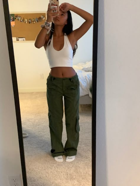 School Fits Cargo Pants, Brandy Melville Outfits Cargo Pants, School Outfits Brandy Melville, Back To School Outfits Cargo Pants, Kim Pants Brandy Melville Outfit, Brandy Cargo Pants, Brandy Cargo Pants Outfit, Cargo Pants Outfit School, Kim Pants Brandy Melville