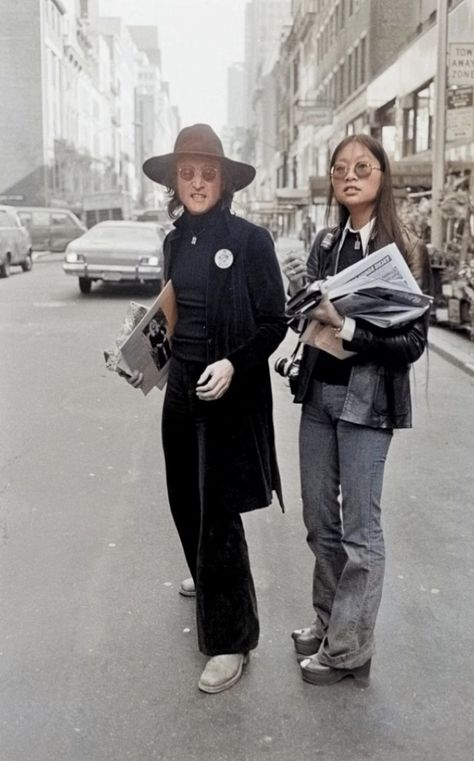 John Lennon with Assistant May Pang. Johns hand gives the impression of photoshopping? John Lennon Fashion, Beatles Outfit, May Pang, Jackie Deshannon, Beatles Fashion, British Guys, John Lennon Quotes, Beatles John Lennon, John Lennon Yoko Ono