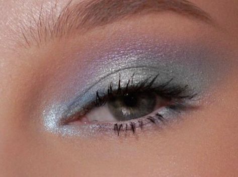 blue and purple shimmer eyeshadow Aesthetic Blue Eyeshadow, Blue Eye Make Up Aesthetic, Y2k Blue Eye Makeup, Light Blue And Purple Eye Makeup, Shimmer Blue Eye Makeup, Frosty Eyeshadow 90s, Blue Iridescent Makeup, Sparkly Blue Eye Makeup, Frosted Eyeshadow 90s