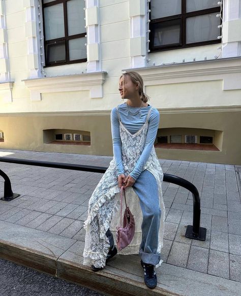 White Dress Outfit Summer, Maximalist Outfits, Lace Trend, Carrie Bradshaw Outfits, Dress Over Jeans, Boho Winter Outfits, Look Boho Chic, Spring Summer Fashion Trends, Fashion Trend Forecast